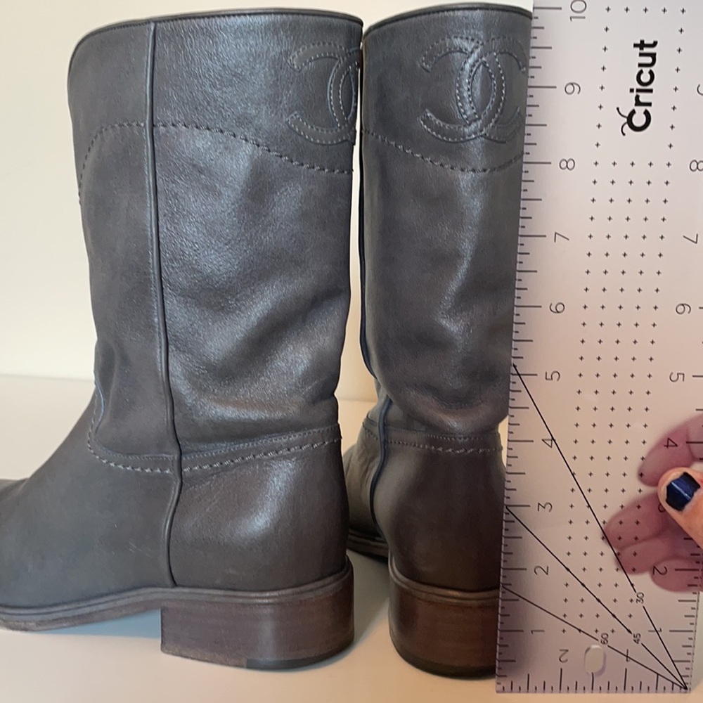 🧚‍♀️🧚‍♀️🧚‍♀️Chanel Authentic dark/medium grey leather boots. - Picture 2 of 12